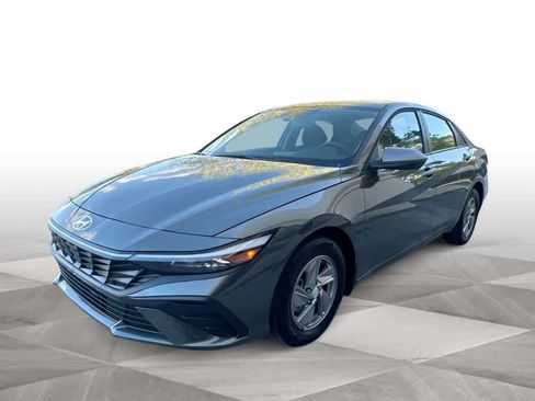 Used 2025 Hyundai Elantra SE image 4