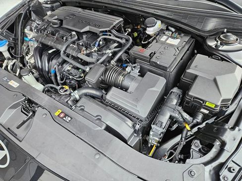 Used 2025 Hyundai Elantra SE image 18