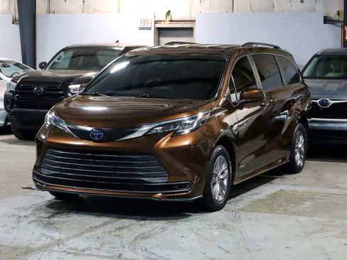 Used 2021 Toyota Sienna LE image 1