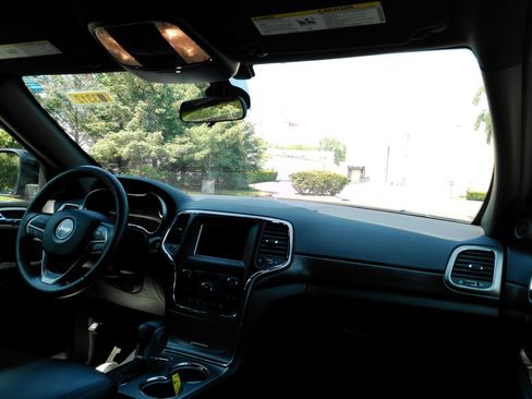 Used 2018 Jeep Grand Cherokee Laredo AWD/4WD image 15