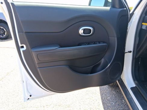 Used 2016 Kia Soul + FWD image 10