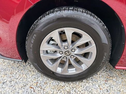 Used 2025 Toyota Sienna XLE image 10