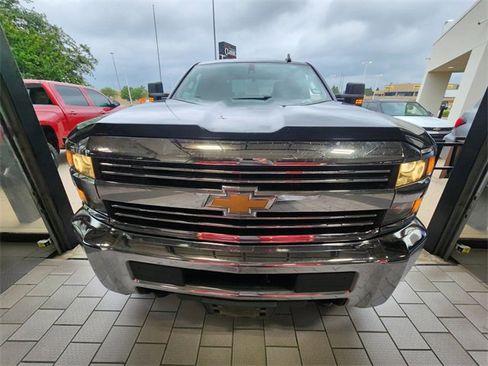 Used 2018 Chevrolet Silverado 2500 W/T RWD image 2