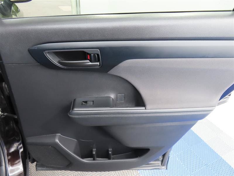 Used 2022 Toyota Highlander L FWD image 29