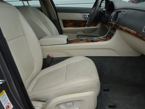 Used 2010 Jaguar XF Premium image 20