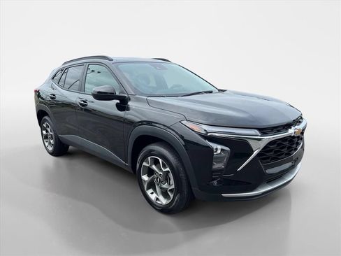 Used 2025 Chevrolet Trax LT FWD image 7