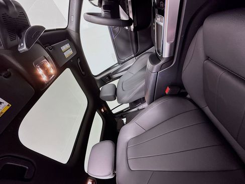 Used 2025 Mercedes-Benz GLB 250 GLB 250 image 31