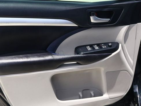 Used 2019 Toyota Highlander XLE FWD image 14