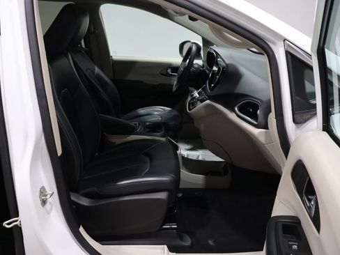 Used 2023 Chrysler Pacifica Touring-L image 26