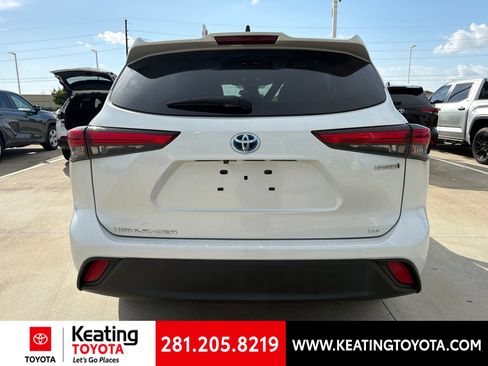 Used 2023 Toyota Highlander LE AWD/4WD image 4