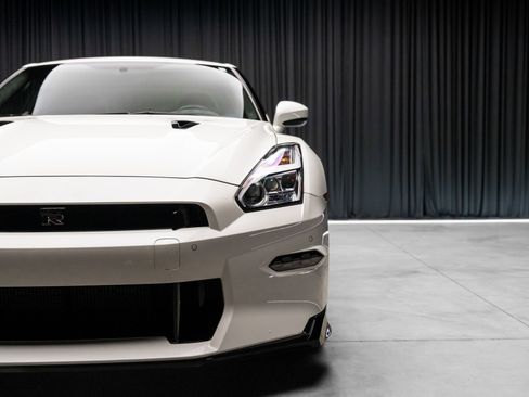 Used 2024 Nissan GT-R w/ Floor Mat Package AWD/4WD image 18