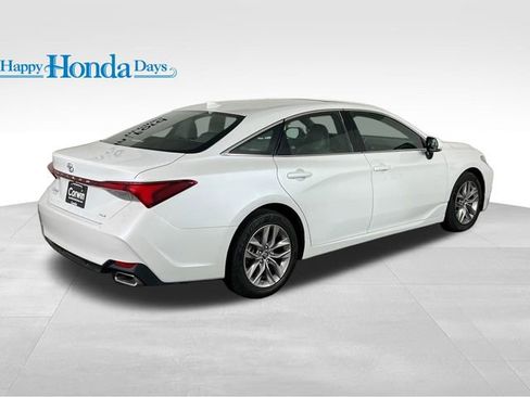 Used 2019 Toyota Avalon XLE image 18