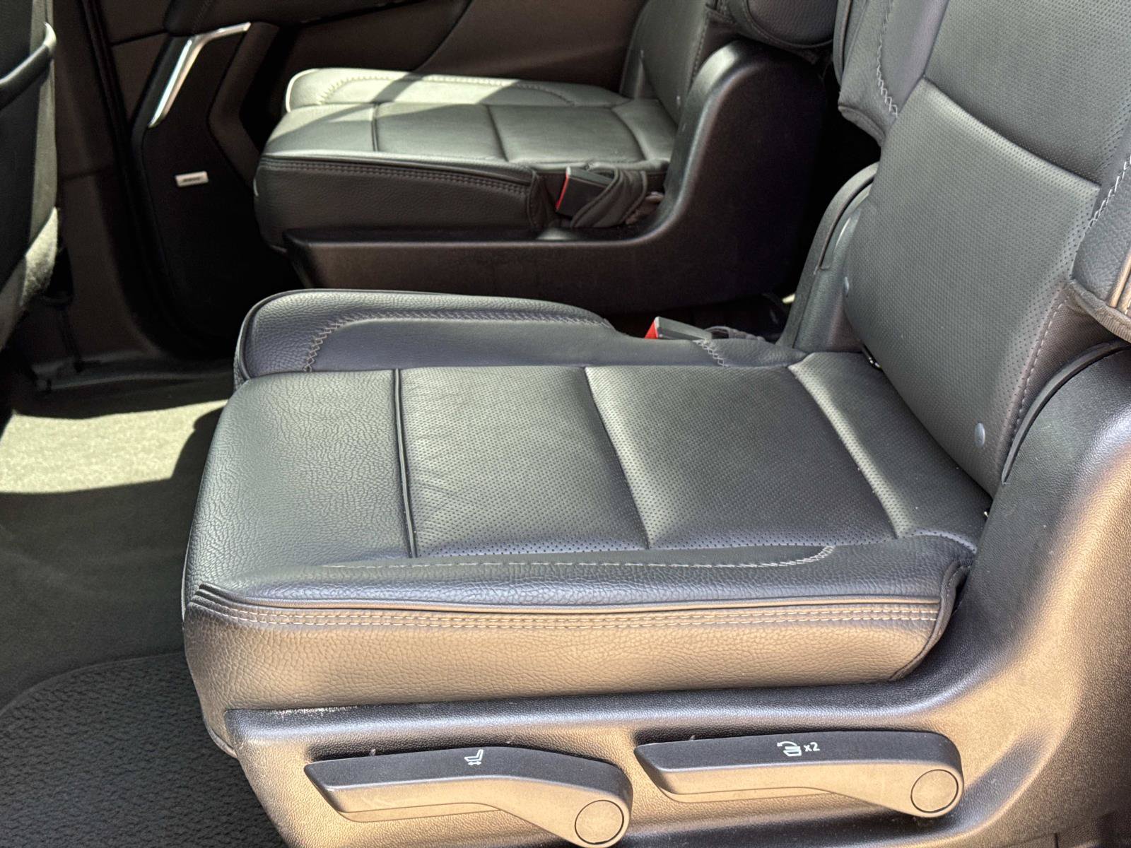 Used 2025 GMC Yukon XL Denali AWD/4WD image 17