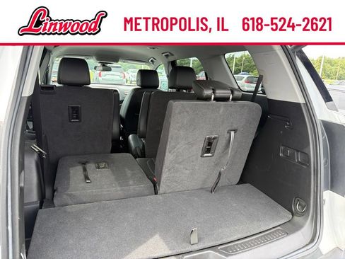 Used 2023 GMC Acadia SLT w/ Preferred Package FWD image 11