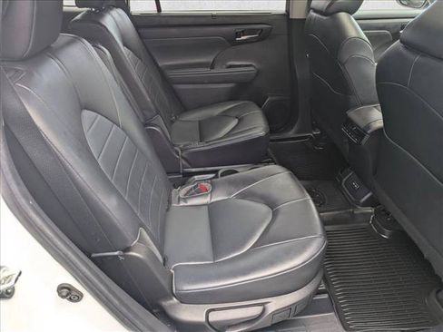 Used 2022 Toyota Highlander XLE AWD/4WD image 18