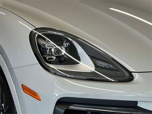 Used 2022 Porsche Cayenne Platinum Edition image 9
