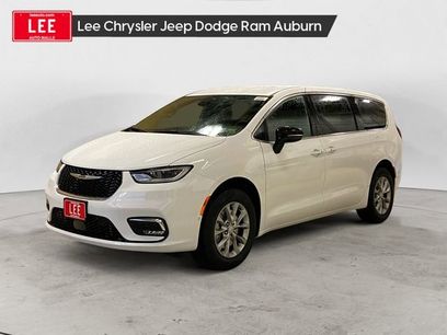 New 2026 Chrysler Pacifica Select