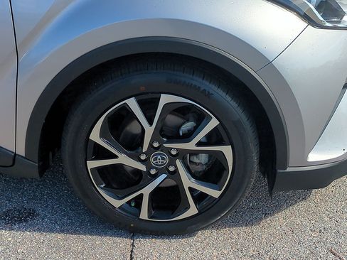 Used 2019 Toyota C-HR XLE FWD image 10