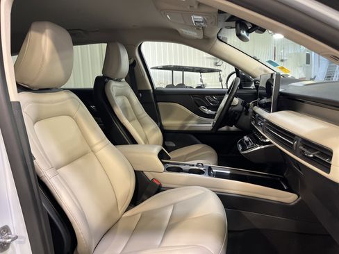 Used 2025 Lincoln Corsair Premiere image 14