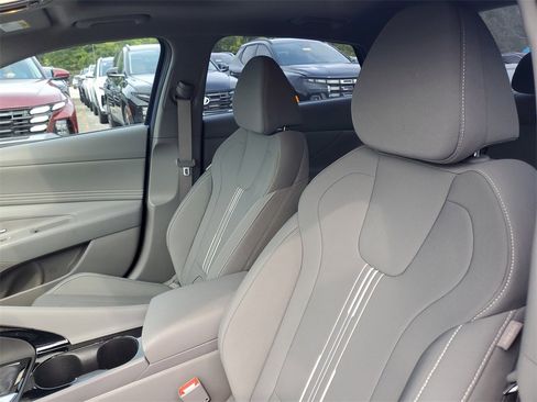 Used 2025 Hyundai Elantra SEL image 18