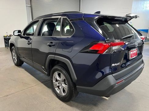 Used 2022 Toyota RAV4 XLE AWD/4WD image 5