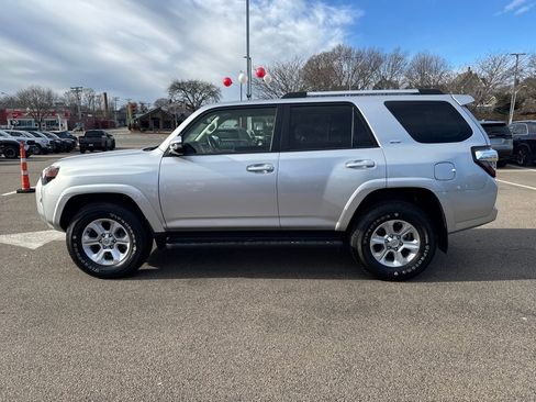 Used 2022 Toyota 4Runner SR5 Premium image 4