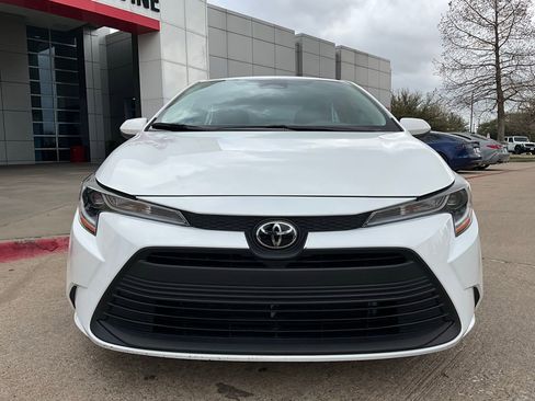 Used 2025 Toyota Corolla LE image 3