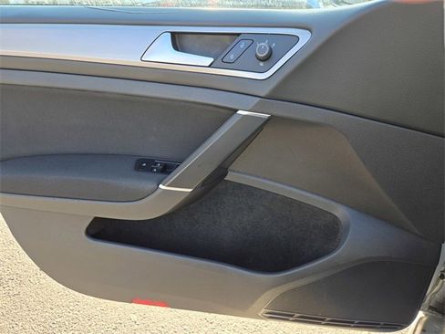 Used 2015 Volkswagen e-Golf Limited Edition image 14