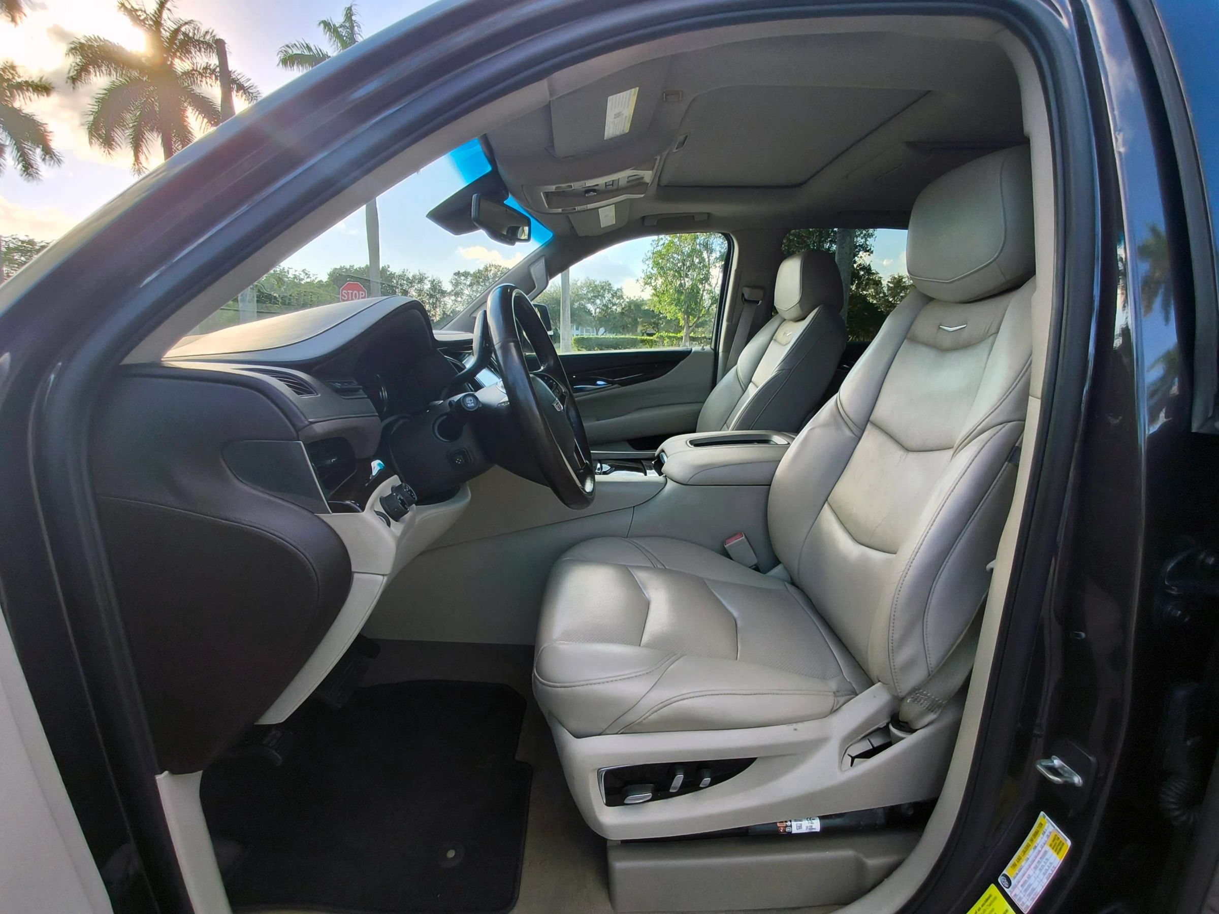 Used 2016 Cadillac Escalade Luxury AWD/4WD image 6