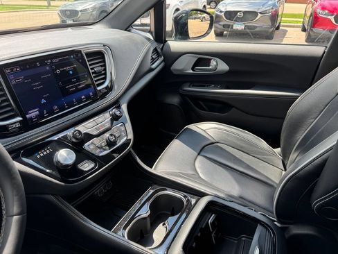 Used 2025 Chrysler Pacifica Limited FWD image 19
