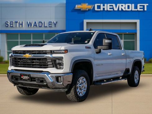 Used 2024 Chevrolet Silverado 2500 LT AWD/4WD image 3