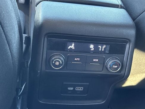 Used 2023 GMC Acadia SLE image 19