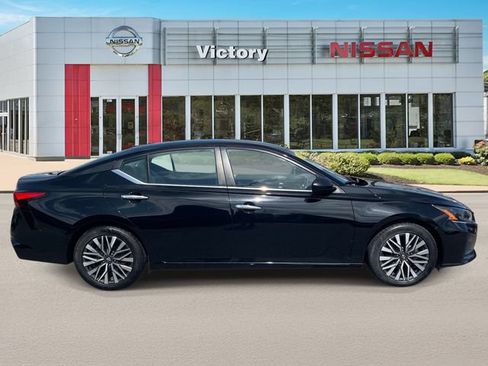 Used 2024 Nissan Altima 2.5 SV FWD image 2