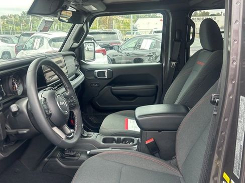 Used 2025 Jeep Wrangler Unlimited Rubicon image 13