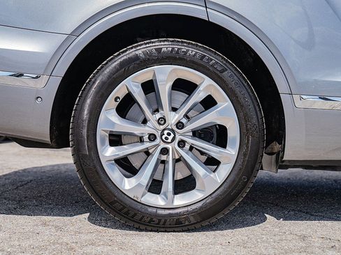 Used 2017 Bentley Bentayga image 12