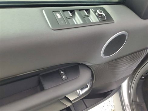 Used 2017 Land Rover Discovery SE image 19