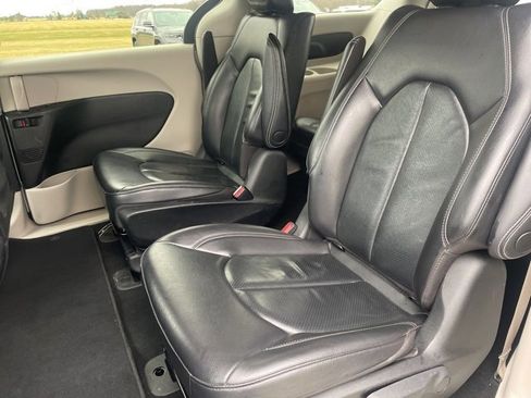 Used 2022 Chrysler Pacifica Touring-L image 13
