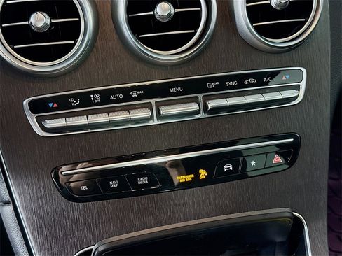 Used 2021 Mercedes-Benz GLC 300 4MATIC w/ Premium Package image 17