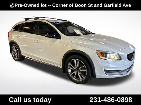 Used 2016 Volvo V60 T5 Cross Country Platinum AWD/4WD image 7