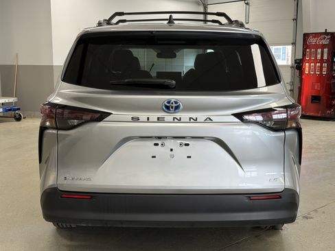 Used 2025 Toyota Sienna LE AWD/4WD image 8