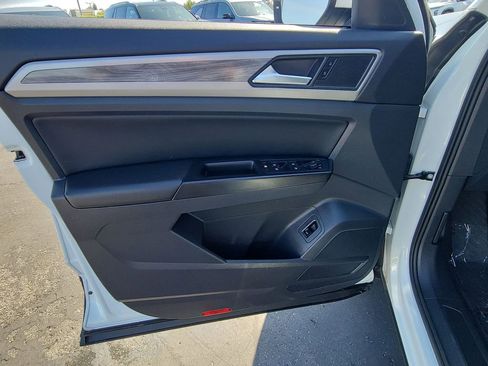 Used 2020 Volkswagen Atlas Cross Sport SE w/ Panoramic Sunroof Package image 22