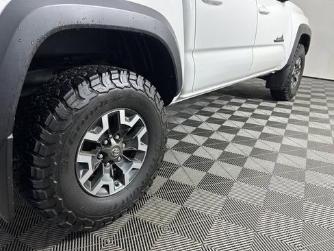 Used 2017 Toyota Tacoma TRD Off-Road w/ Tow Package (A/T) image 5