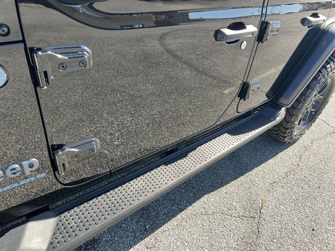 Used 2024 Jeep Wrangler Unlimited image 40