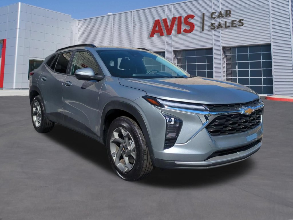 Used 2026 Chevrolet Trax LT FWD image 3