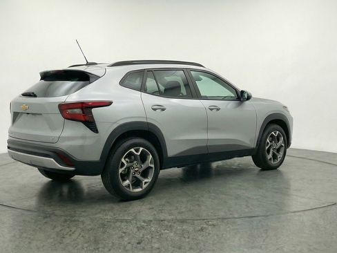 Used 2025 Chevrolet Trax LT FWD image 9