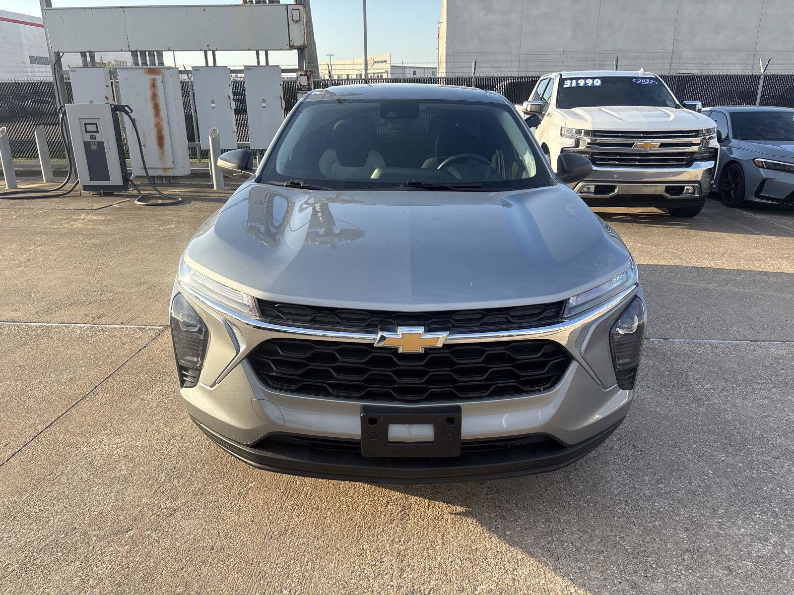 Used 2024 Chevrolet Trax LS w/ Driver Confidence Package FWD image 2