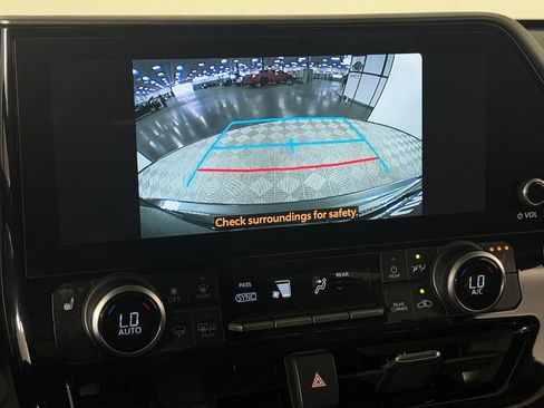 Used 2023 Toyota Highlander XLE FWD image 20