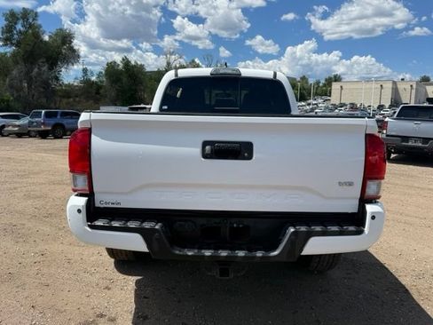 Used 2017 Toyota Tacoma TRD Off-Road w/ Premium & Technology Package AWD/4WD image 4