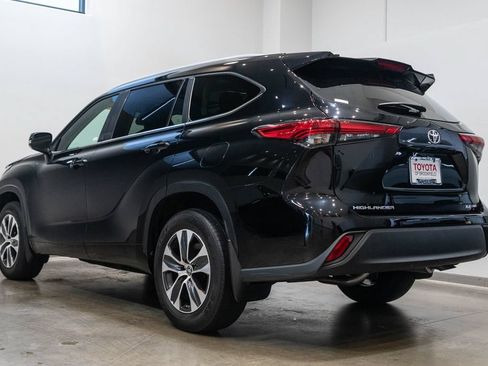 Used 2023 Toyota Highlander XLE AWD/4WD image 7