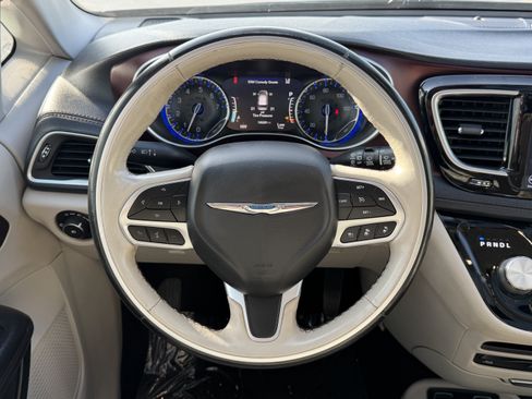 Used 2019 Chrysler Pacifica Limited w/ Advanced Safetytec Group FWD image 16